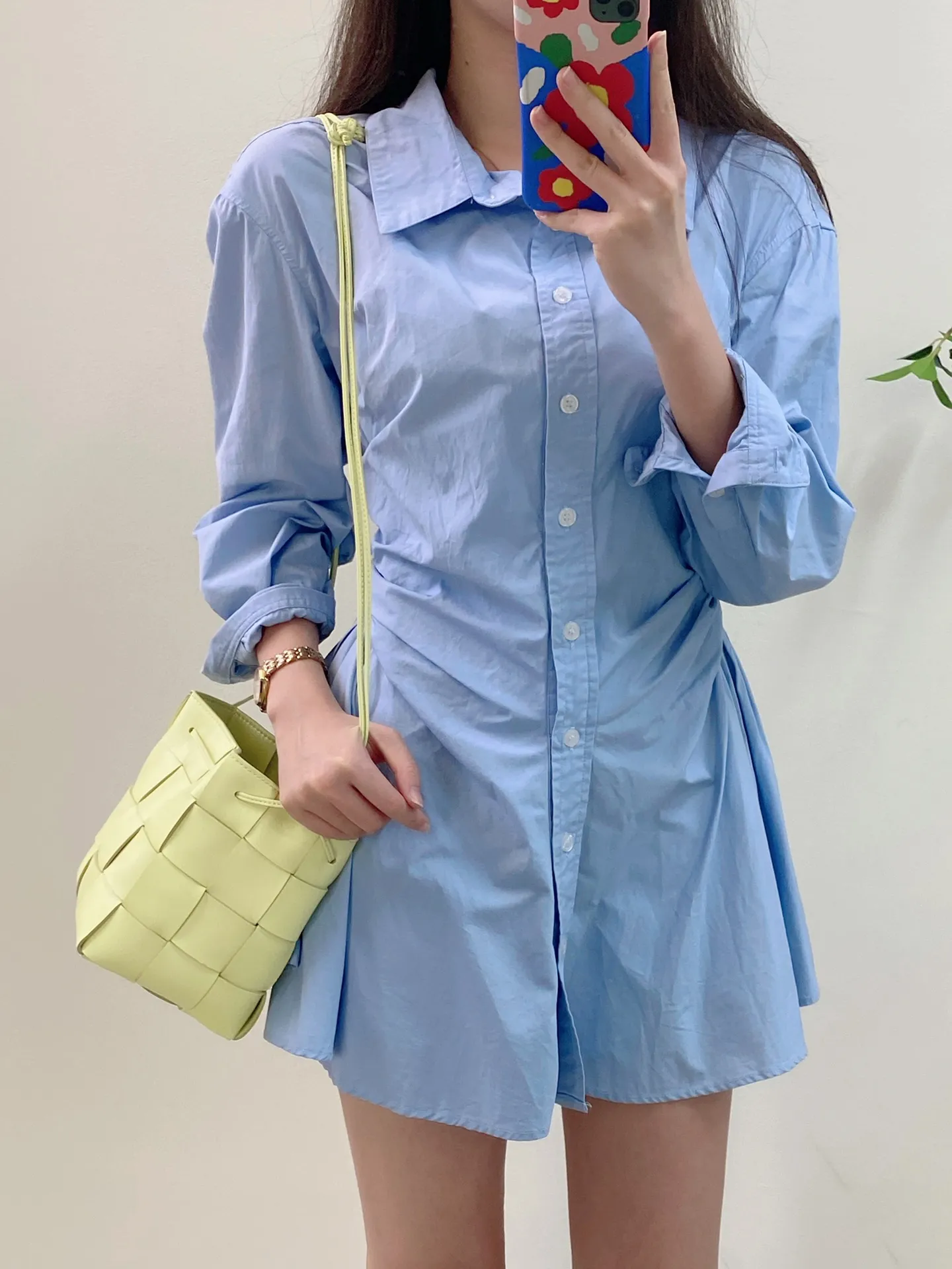 The upper body picture looks like summer~